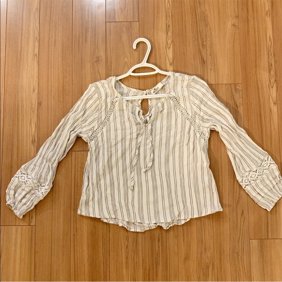 🌟 2/$20 Hollister peasant top - Picture 2 of 5